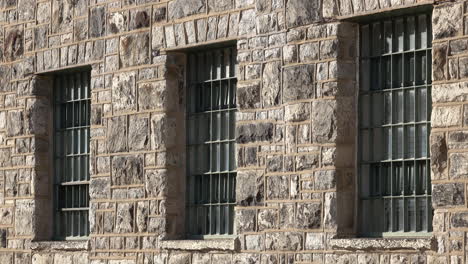 ventanas enrejadas en la construcción de muros de mampostería