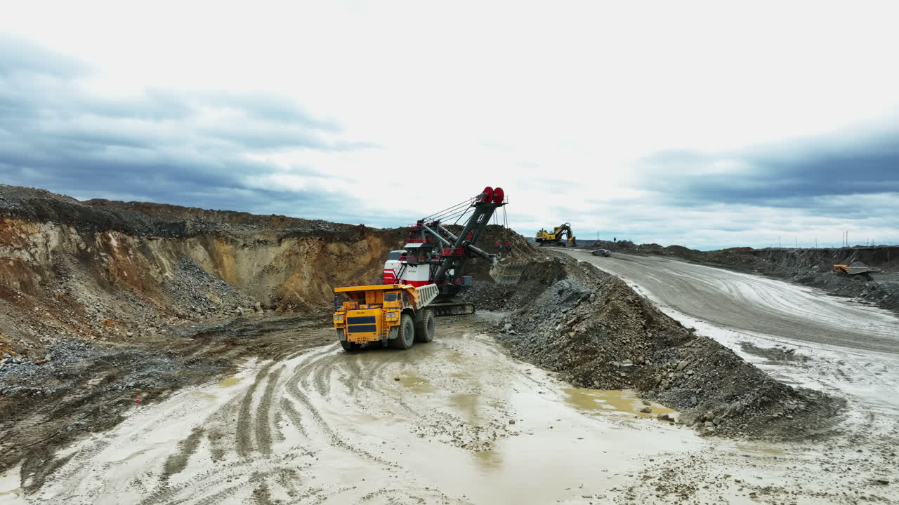 Mining operation in an open pit mine