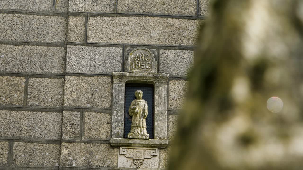 Vista della scultura del Santo, San Vicente de Abeleda, Xunqueira de Ambia, Ourense, Galizia, Spagna
