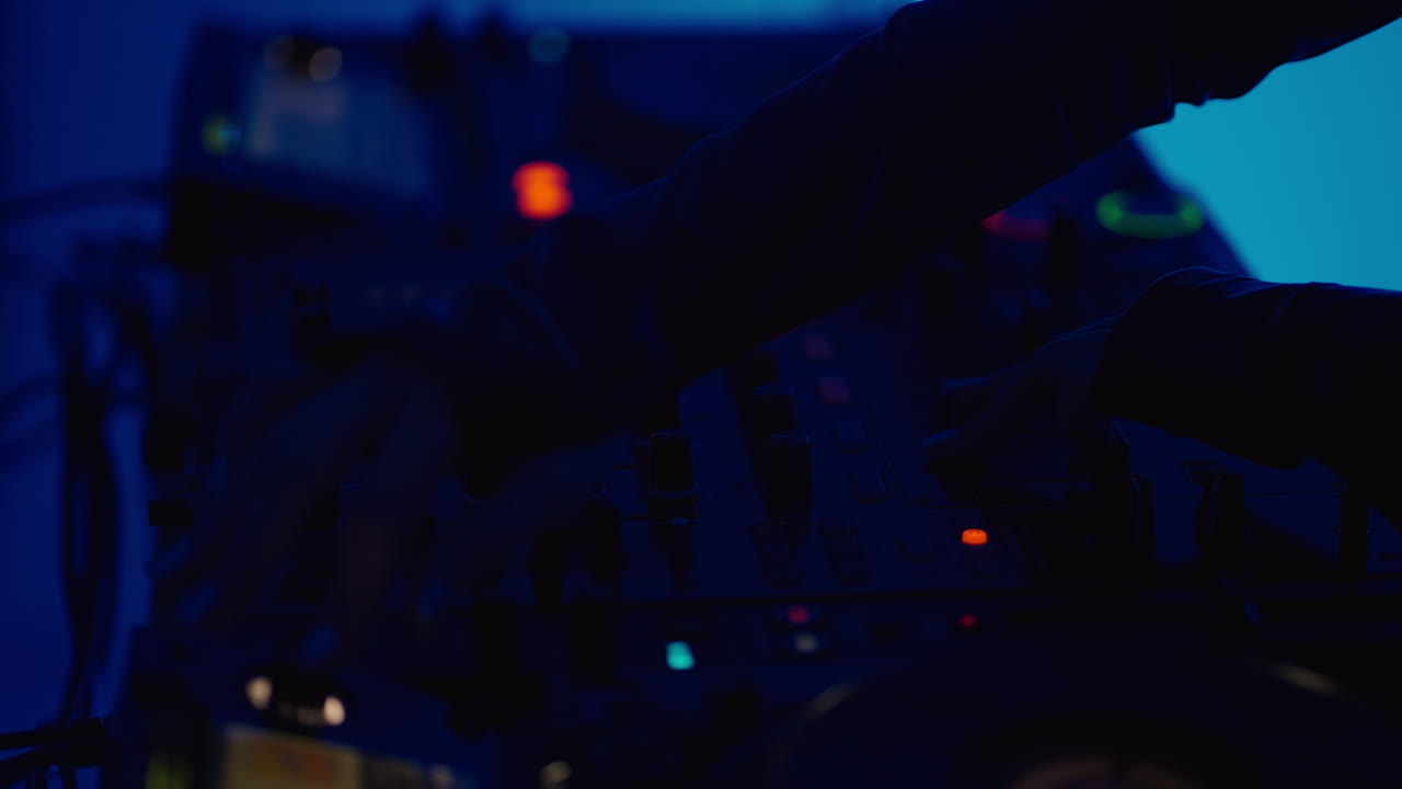 비행기 조종실 에서 제어 장치 를 작동 시키는 조종사