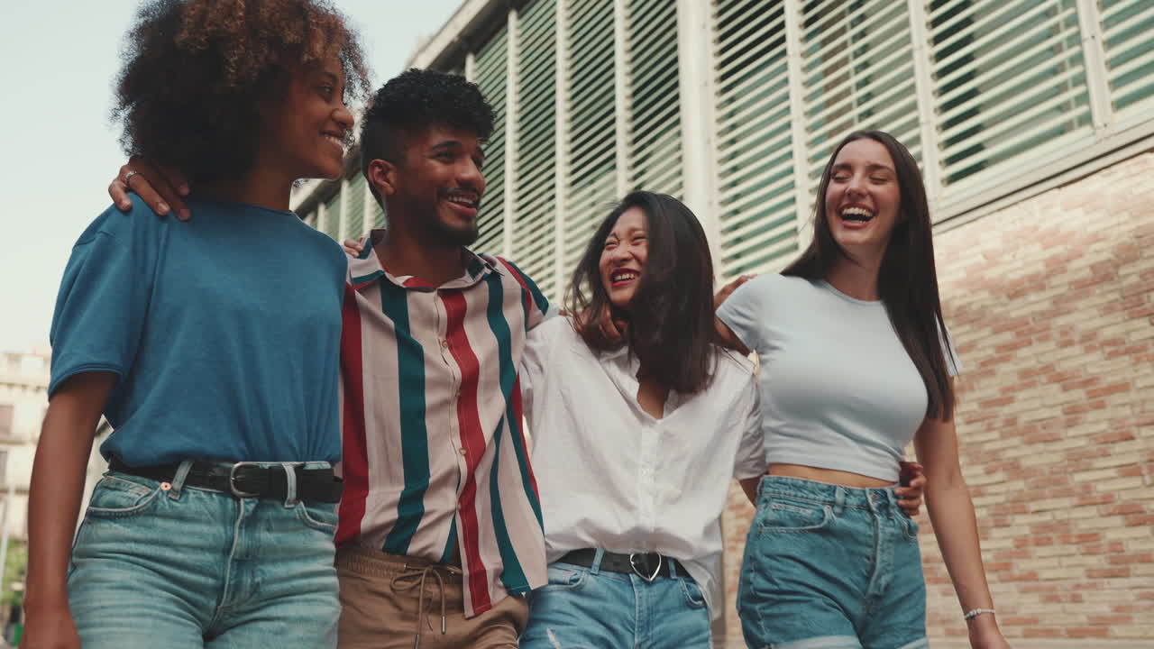Um grupo diverso de amigos se divertindo juntos
