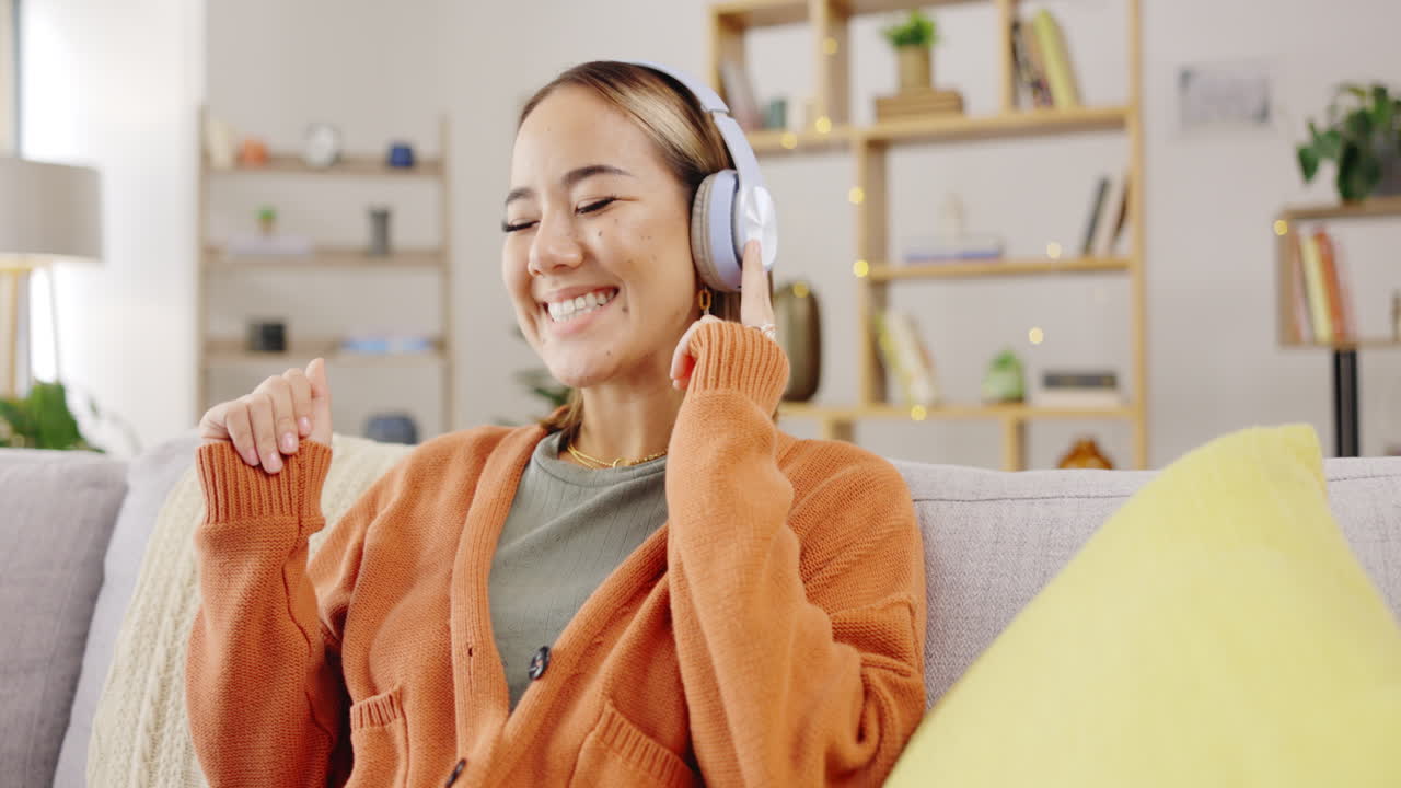 헤드폰, 집과 행복한 여자가 듣고
