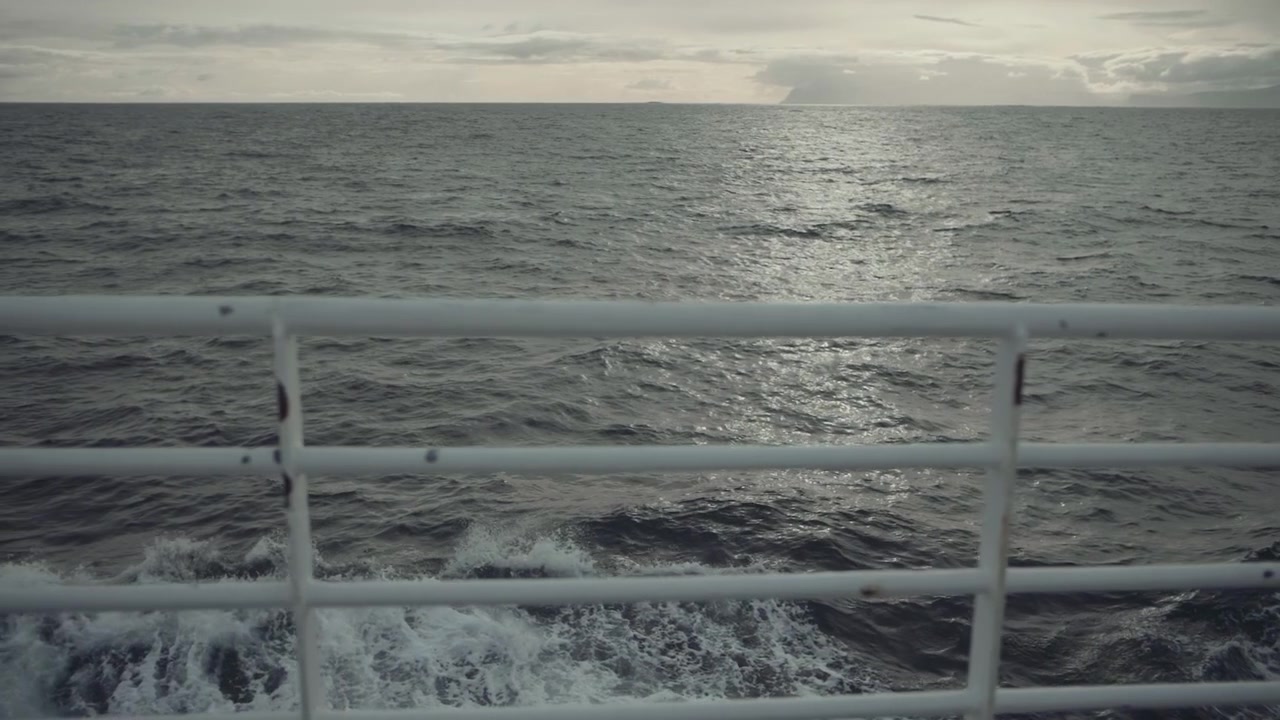Blick auf den Ozean von einem fahrenden Boot an einem bewölkten Tag