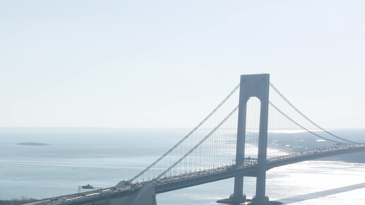 晴れた日のニューヨーク、交通のあるベラザノナローズ橋の眺め。