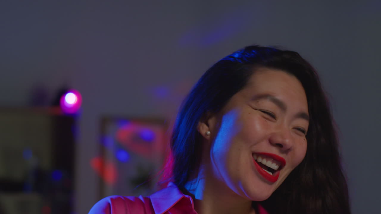 집 파티 또는 클럽에서 함께 춤을 추는 젊은 커플의 클로즈업 2