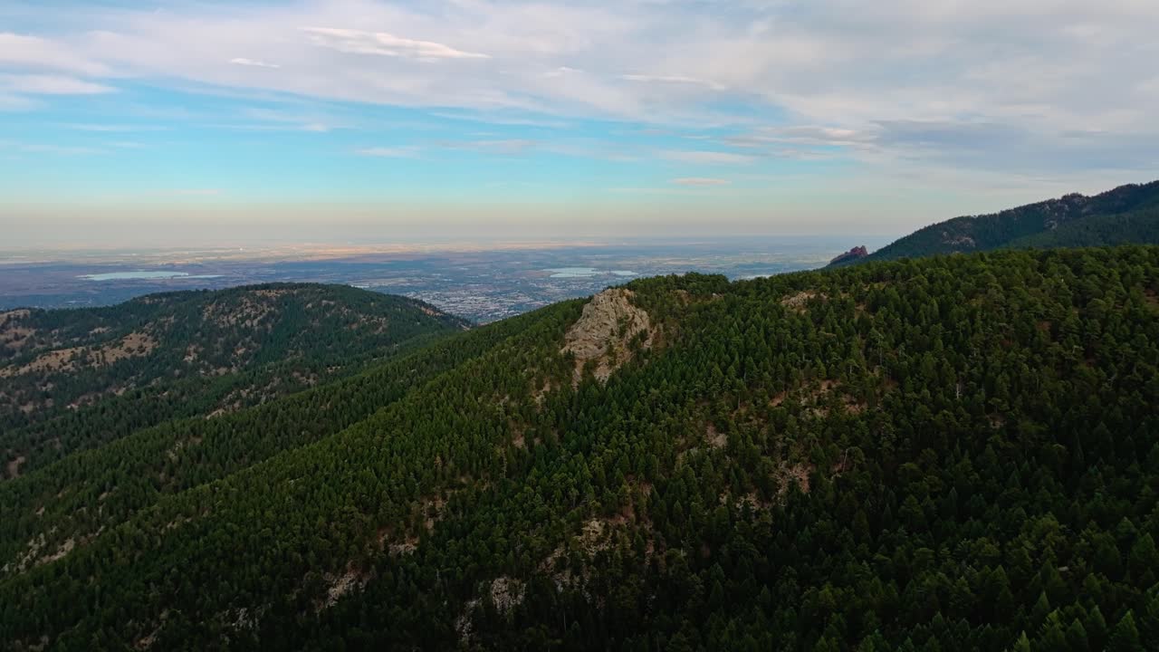 el dolly aéreo de ángulo ancho empuja hacia el afloramiento rocoso expuesto en el barranco perdido mira hacia boulder, colorado