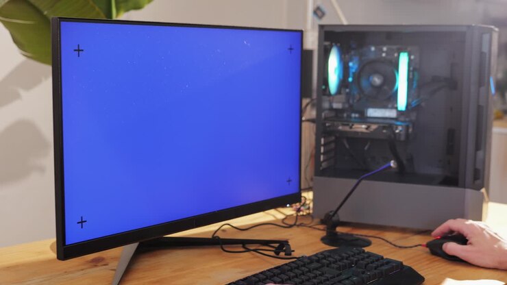 Computer mit Chroma-Key-Greenscreen auf dem Monitor. Gamer spielt beliebte Videospiele. Programmierer oder Hacker codiert und arbeitet in Netzwerken, Cyberspace. Digitale Software, Entwicklung mobiler Apps. Männlicher Spezialist codiert. Webdesign. Hochwertiges 4K-Filmmaterial.