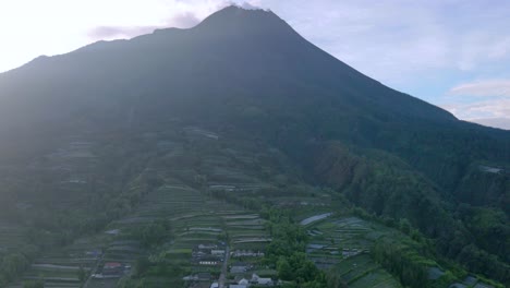hiperlapso aéreo del volcán merapi que emite humo