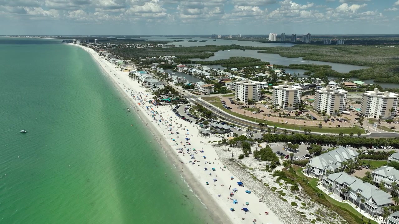 Dove i labirinti di mangrovie incontrano il Golfo — uno scorcio aereo di Bonita Beach, Florida, dove marea, città e natura selvaggia tropicale si incontrano silenziosamente