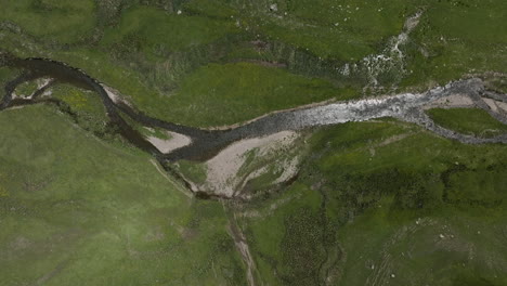 río ktsia entre las verdes colinas de la cordillera en la reserva gestionada ktsia-tabatskuri