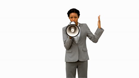 mulher de negócios gritando em um megafone na tela branca
