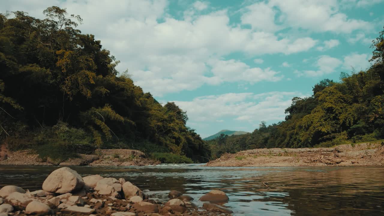 río al mediodía horario