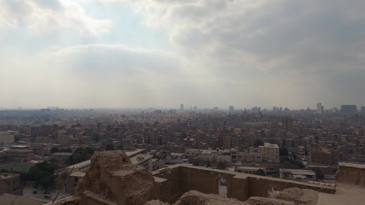 el paisaje urbano de el cairo en un día nublado, egipto. angulo alto