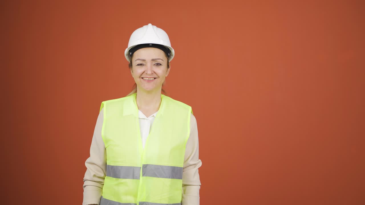 el ingeniero presenta el proyecto.