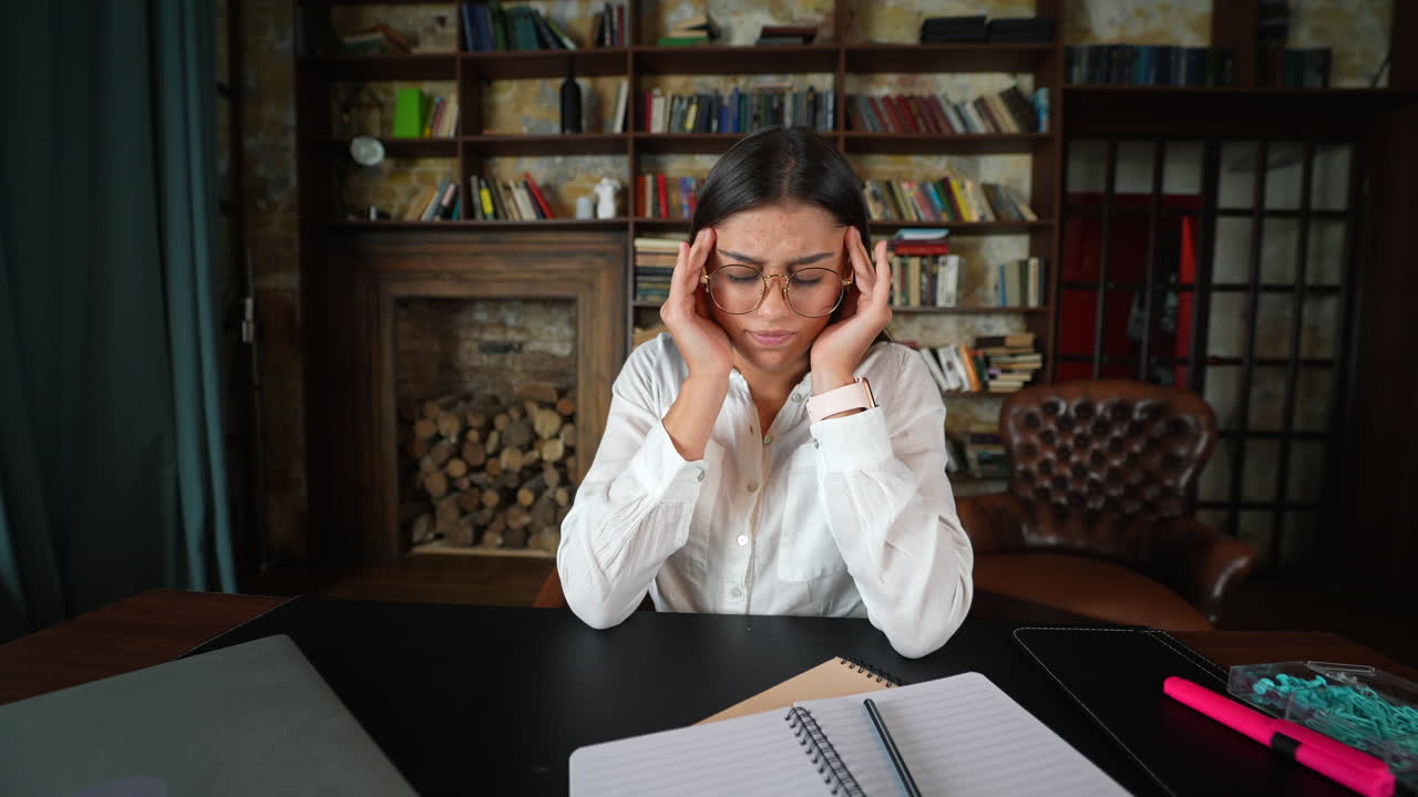 Mujer joven estudiando en una oficina en casa