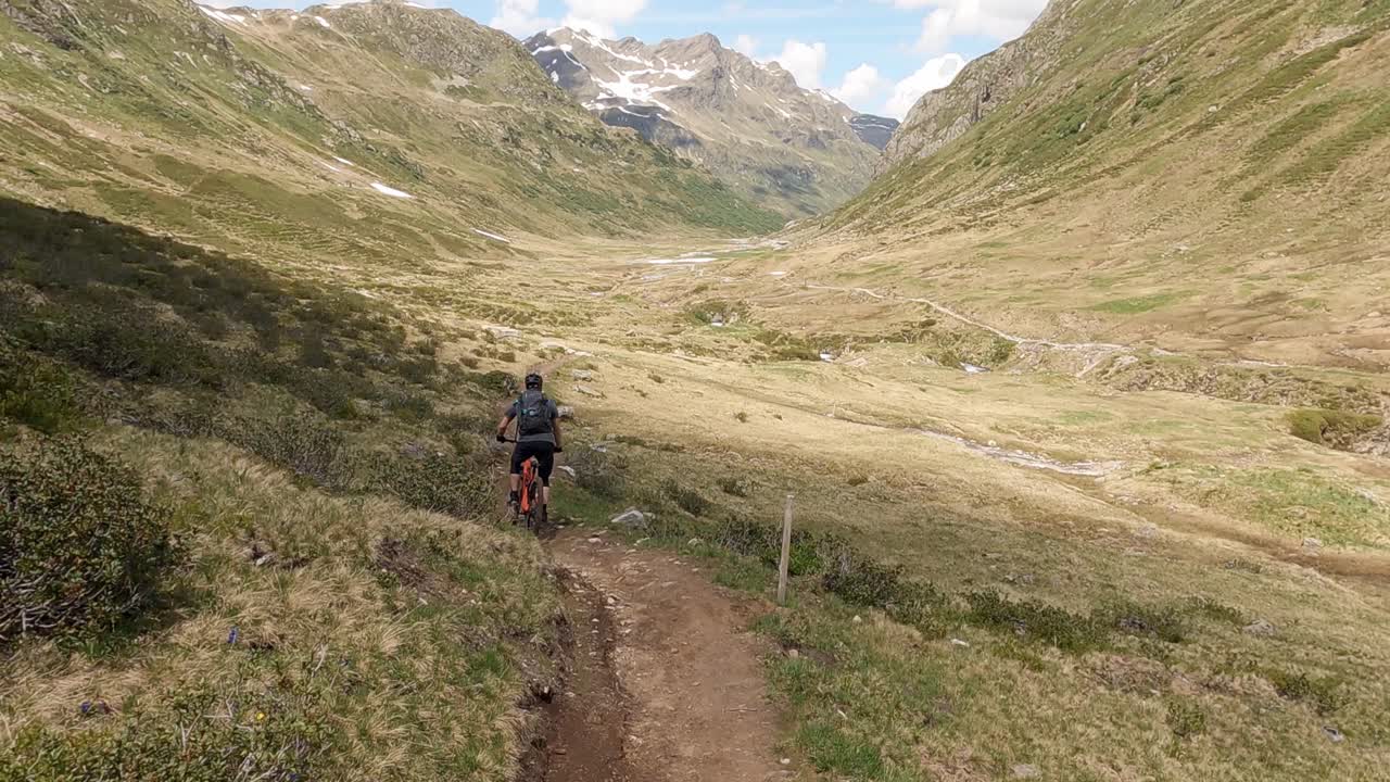 ciclismo de montaña enduro en un solo sendero con mtb en un hermoso paisaje montañoso en los alpes austríacos tirol