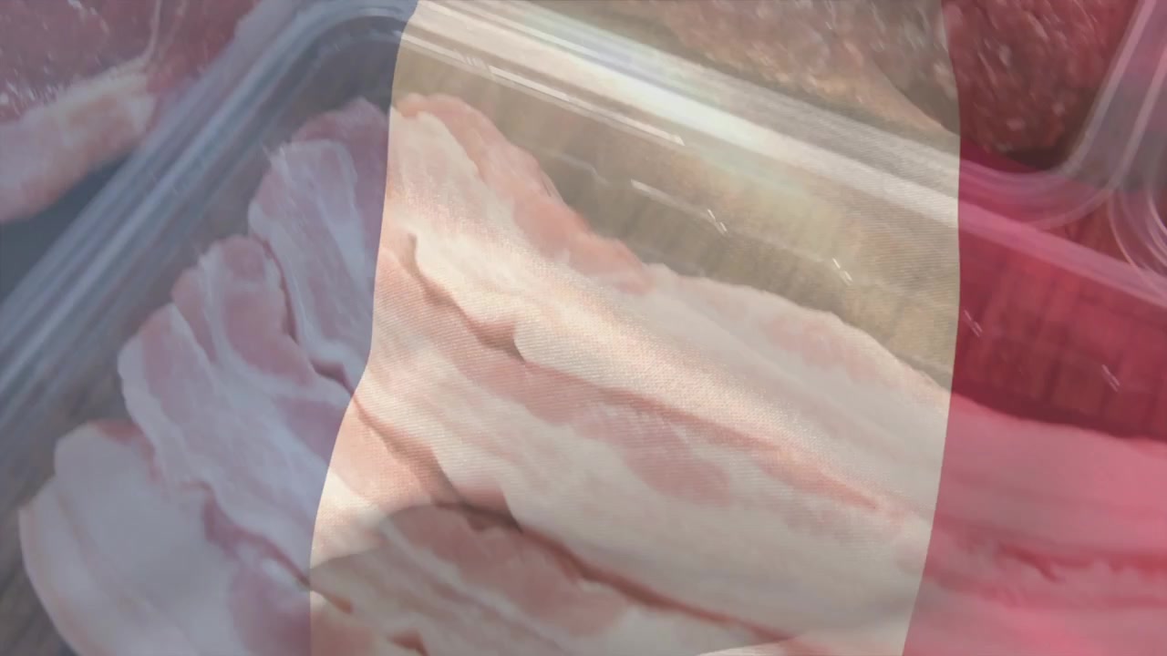 Quadro inicial mostrando bifes, com a câmera fazendo uma panorâmica pelas bandejas, revelando a textura do bacon para demonstração.