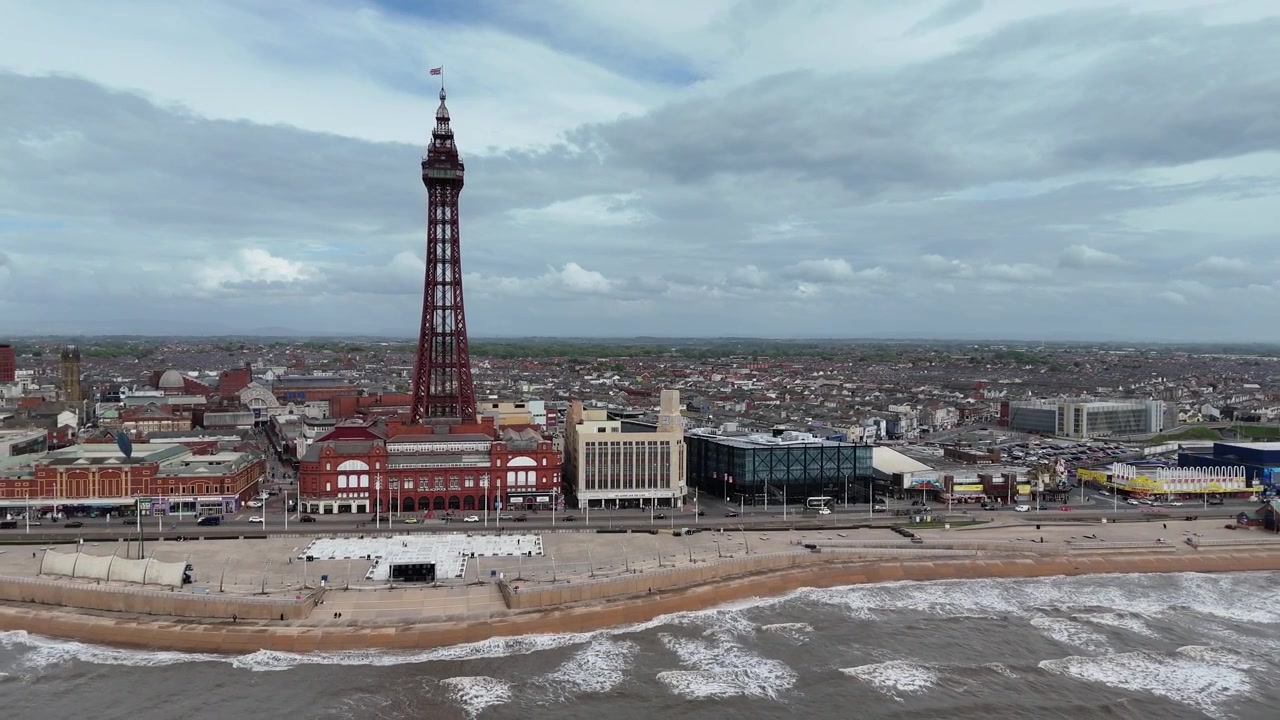Blackpool Tower och strand i en drönarfilm som drar sig tillbaka och avslöjar mer av omgivningen