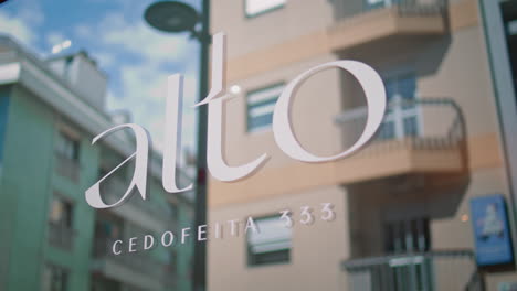 café alto - signo de la tienda