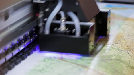 impresora uv digital moderna de gran formato. tecnologías de producción de impresión. el pinado uv es el proceso de aplicar una dosis de luz ultravioleta de baja intensidad a una tinta curable uv