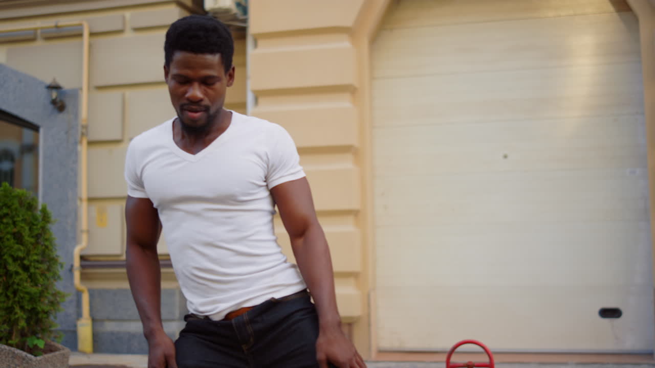 hombre afro serio bailando bachata al aire libre. bailarín masculino entrenando latino en la calle