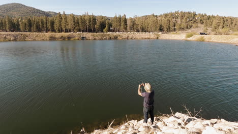 Clip-De-Alta-Definición-De-4k-De-Un-Hombre-Pescando-Con-Mosca