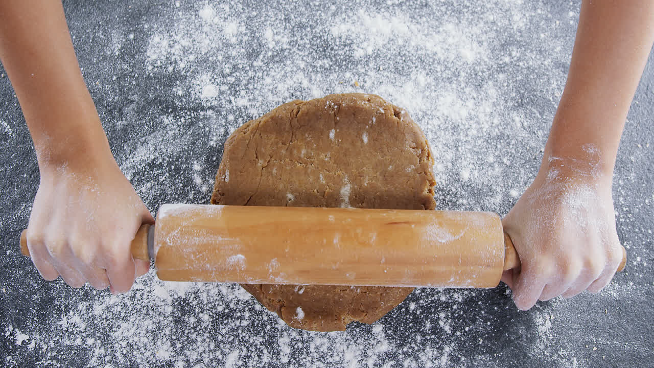 롤링 핀 4k를 사용하는 여성