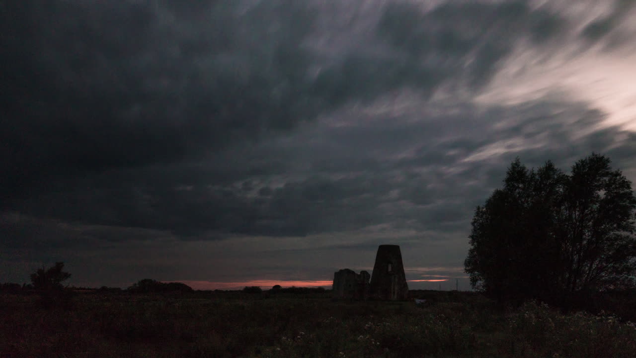 la abadía de st benet con oscuras nubes de lluvia barriendo, norfolk broads