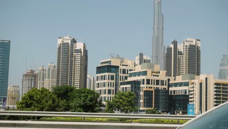 el horizonte de la ciudad de dubái con arquitectura moderna