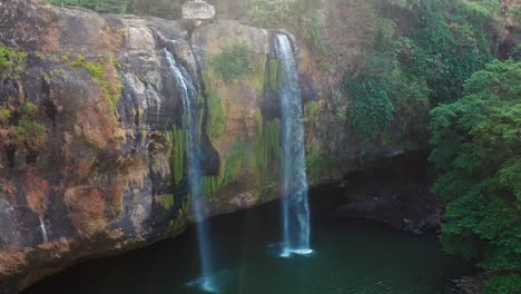 Kinovideo-Von-Wasserfällen-Einer-Felsigen-Bergklippe-Tief-Im-Kanadischen-Wald-An-Einem-Heißen-Und-Schwülen-Frühlingstag