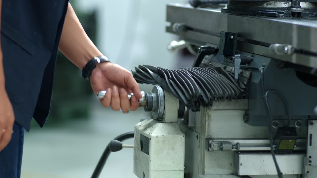 trabajadores de fábricas que trabajan en máquinas