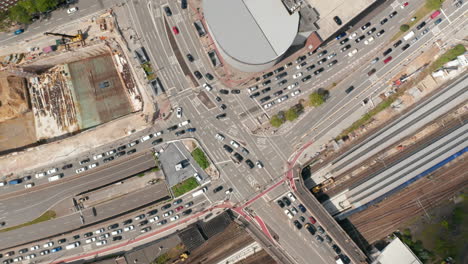 Vista-Aérea-De-Arriba-Hacia-Abajo-Del-Tráfico-En-Las-Calles-De-La-Ciudad-En-Hora-Punta.-Coches-Conduciendo-A-Través-De-La-Intersección-De-La-Carretera.-Ciudad-Libre-Y-Hanseática-De-Hamburgo,-Alemania