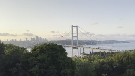 Puente-Del-Bósforo-De-Estambul-Mientras-Los-Pájaros-Vuelan-A-Través-Del-Cielo,-Suave-Puesta-De-Sol-Sobre-Skyling