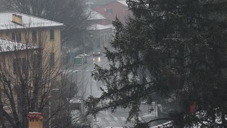 Paso-En-La-Calle-De-Un-Coche-Cubierto-De-Nieve