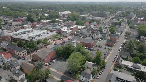 Drone-Vuela-Sobre-El-Centro-De-Leesburg,-Virginia