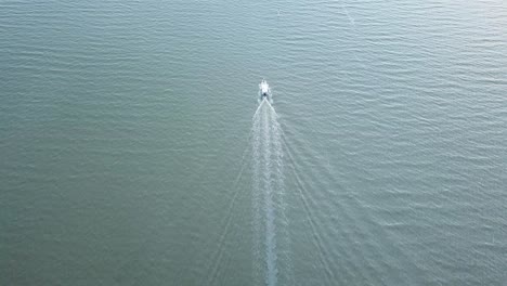 El-Barco-Pesquero-Avanza-Hacia-El-Mar.