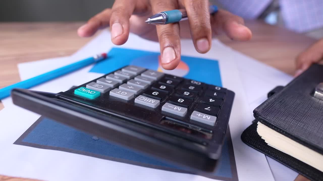 Persona che utilizza una calcolatrice