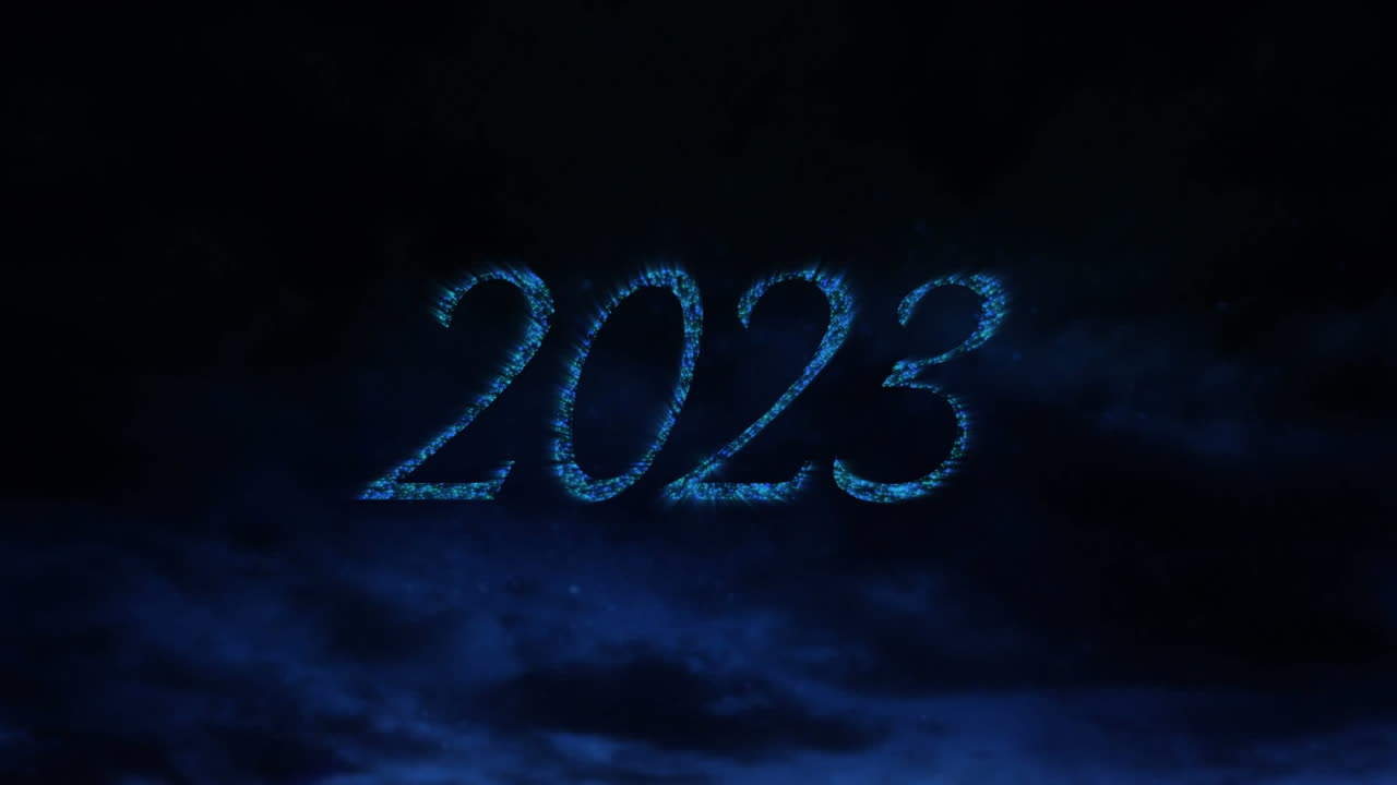 Animazione del testo 2023 in blu con fuochi d'artificio di Capodanno che esplodono nel cielo notturno.