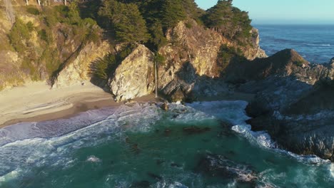 Drone-4k-Uhd:-Imágenes-Aéreas-Dji-De-Las-Encantadoras-Cataratas-Mcway-Y-La-Playa-En-El-Parque-Estatal-Julia-Pfeiffer-Burns,-En-La-Autopista-Uno,-Big-Sur,-California-|-Viaje-Por-Carretera-A-La-Costa-Oeste-De-Estados-Unidos