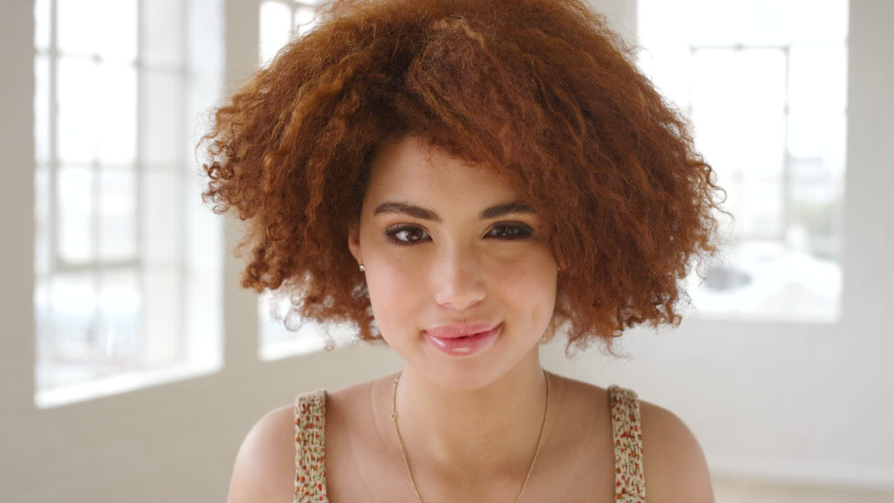 트렌디한 빨간 머리 여자가 안에 서 있는 초상화