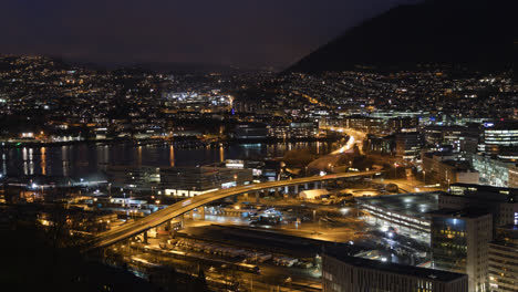 Moving-cars-on-a-busy-highway-in-city-at-night