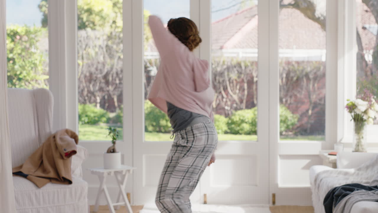 행복한 십대 소녀가 침실에서 음악에 맞춰 춤을 추고 주말 아침을 즐기고 즐겁게 축하하고 집에서 피자마를 입고 무관심한 생활 방식을 즐기고