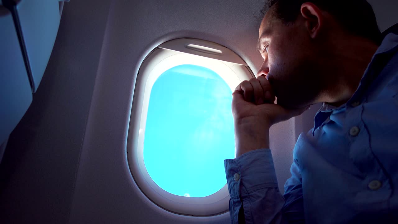 비행기 창문으로 바라보는 남자의 비디오 4k