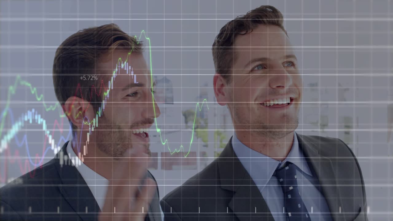 Dois homens sussurrando e gesticulando no escritório, discutindo resultados, iniciando sobreposições de gráficos financeiros