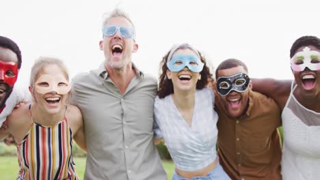 retrato de una feliz pareja casada afroamericana con diversos amigos abrazándose