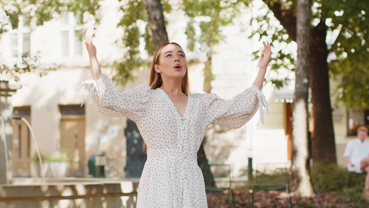 젊은 여성이 신선한 공기를 깊이 들이마시며 휴식을 취하고 거리에서 명상하고 있습니다.