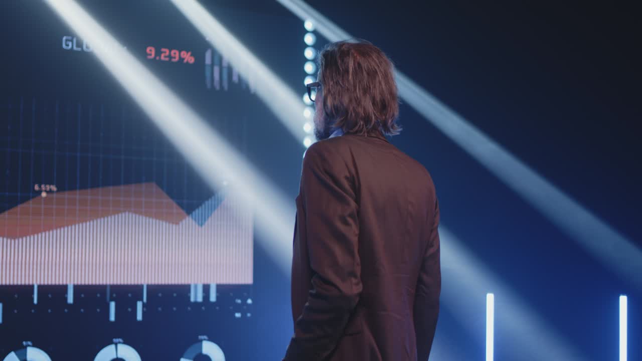 entrenador de negocios serio viendo gráficos en la pantalla de led