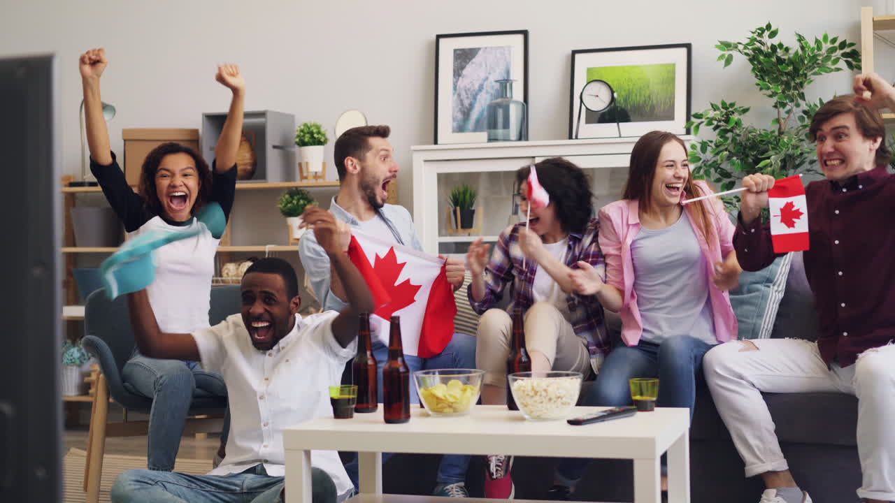 친구 들 이 스포츠 행사 를 축하 하고 있다