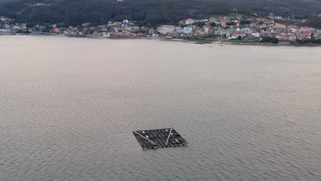 Pintoresco-Pueblo-De-La-Costa-Gallega-Al-Fondo,-única-Batea-A-La-Vista.