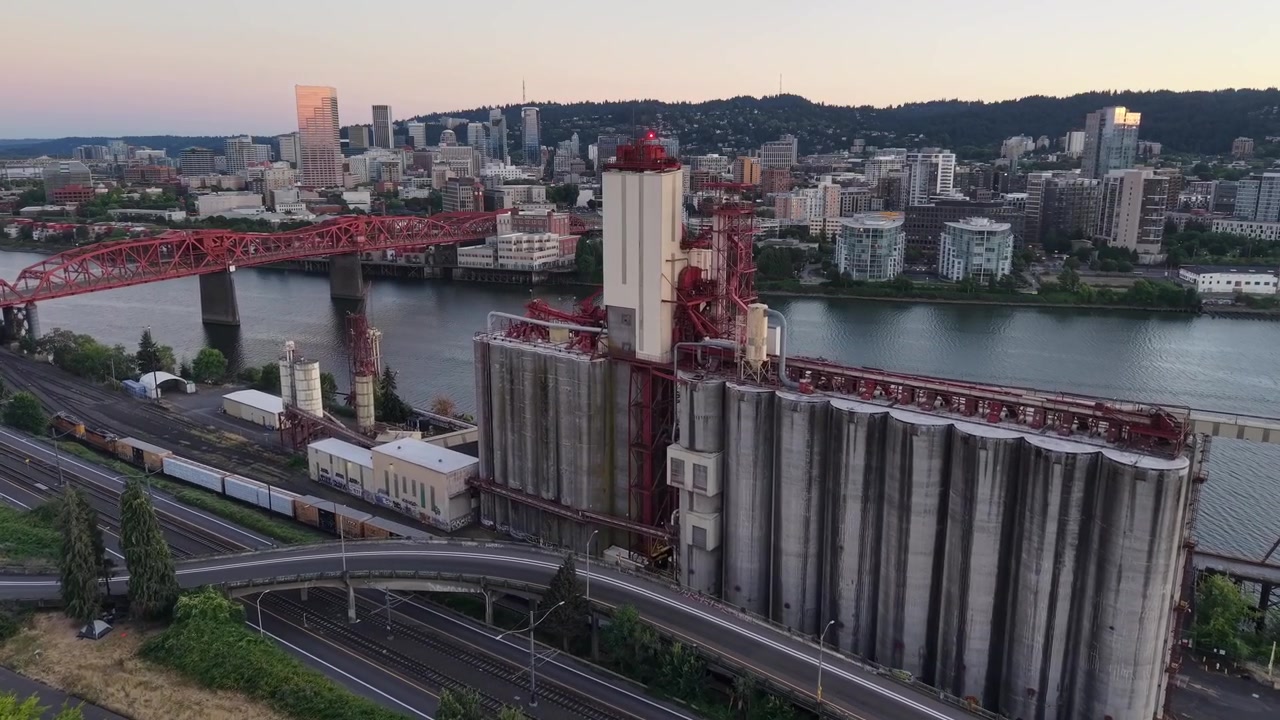 Industriell spannmålssilo vid Willamettefloden i Portland